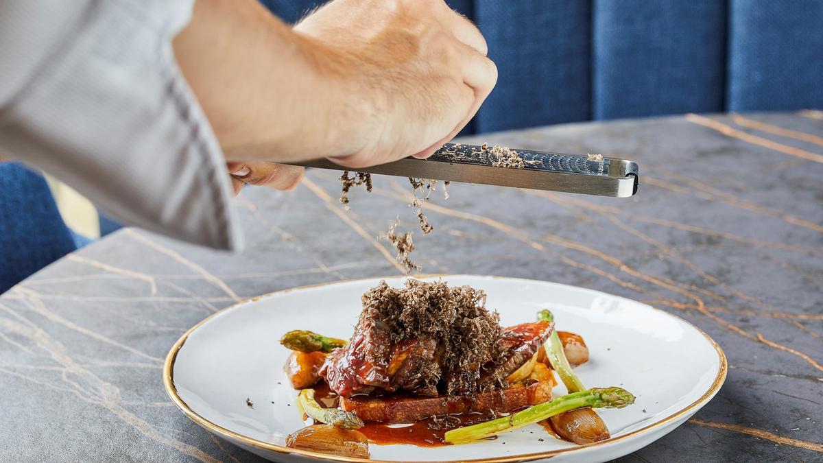 El solomillo Rossini del menú del restaurante Amar que conmemora el 175º aniversario del nacimiento del hotelero César Ritz.