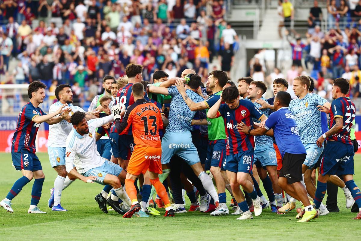 La tangana final en el partido Huesca-Real Zaragoza, en imágenes. La tangana final en el partido Huesca-Real Zaragoza, en imágenes.