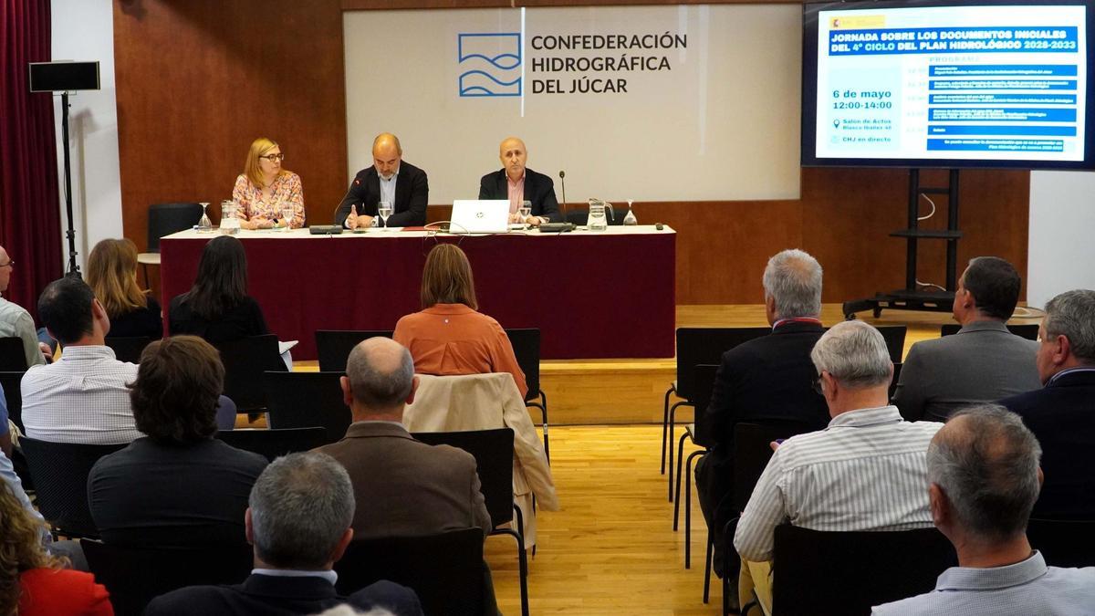 La cap de l’Oficina de Planificació Hidrològica de la CHX, Arancha Fidalgo, juntament amb el subdelegat del Govern a València, José Rodríguez, i el president de la CHX, Miguel Polo