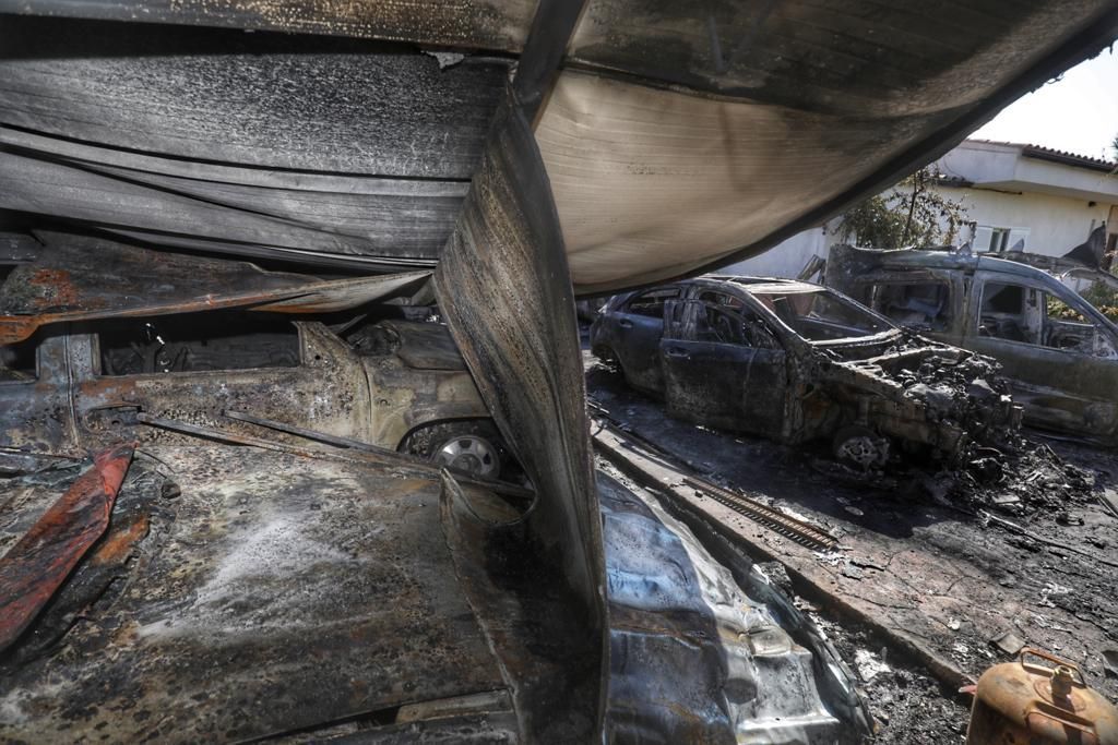 Incendio de seis coches y tres motos en un aparcamiento en superficie en Marratxí