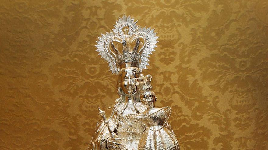 La Virgen de los Remedios, tallada en plata por Manuel Valera.