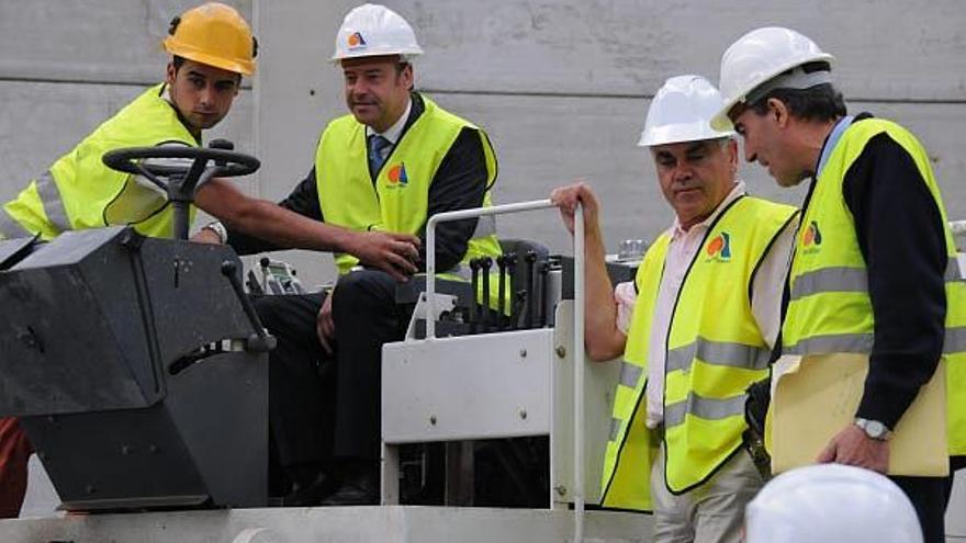 Salustiano Mato y Horacio Gómez (segundo y tercero por la izq.) visitaron ayer las obras.