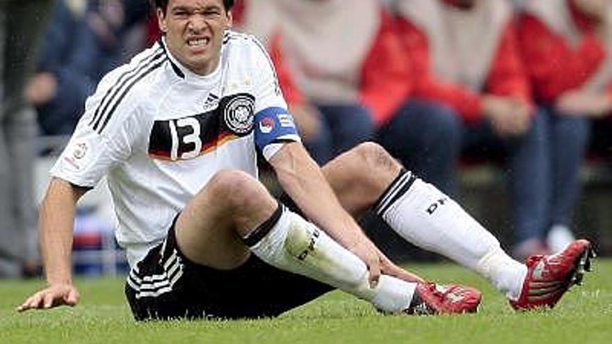 Fotografía de archivo (12/06/08) del centrocampista alemán Michael Ballack durante el partido correspondiente al grupo B ante Croacia, de la Eurocopa 2008 de Austria y Suiza. Michael Ballack, capitán de la selección alemana, no ha participado en el entrenamiento oficial que ha llevado a cabo el conjunto germano en el estadio Ernst Happel de Viena y es duda para la final de la Eurocopa que disputará, mañana, Alemania contra España.