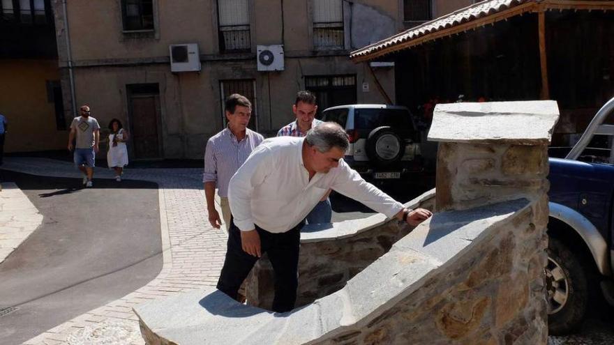 Aníbal Vázquez, en la nueva fuente de Cenera, junto a Pepín Álvarez y Manuel Ángel Álvarez.