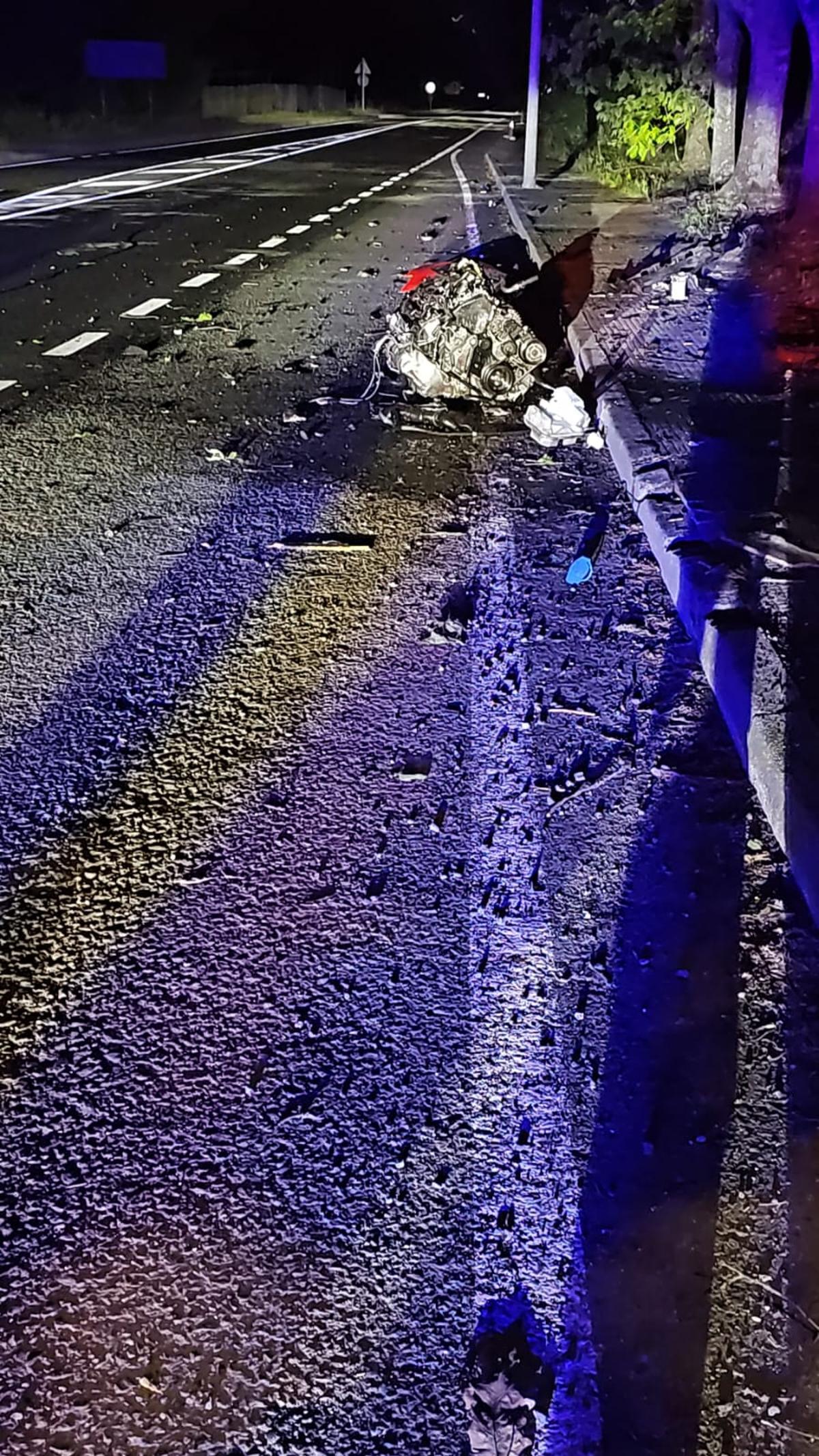 El coche perdió parte del motor
