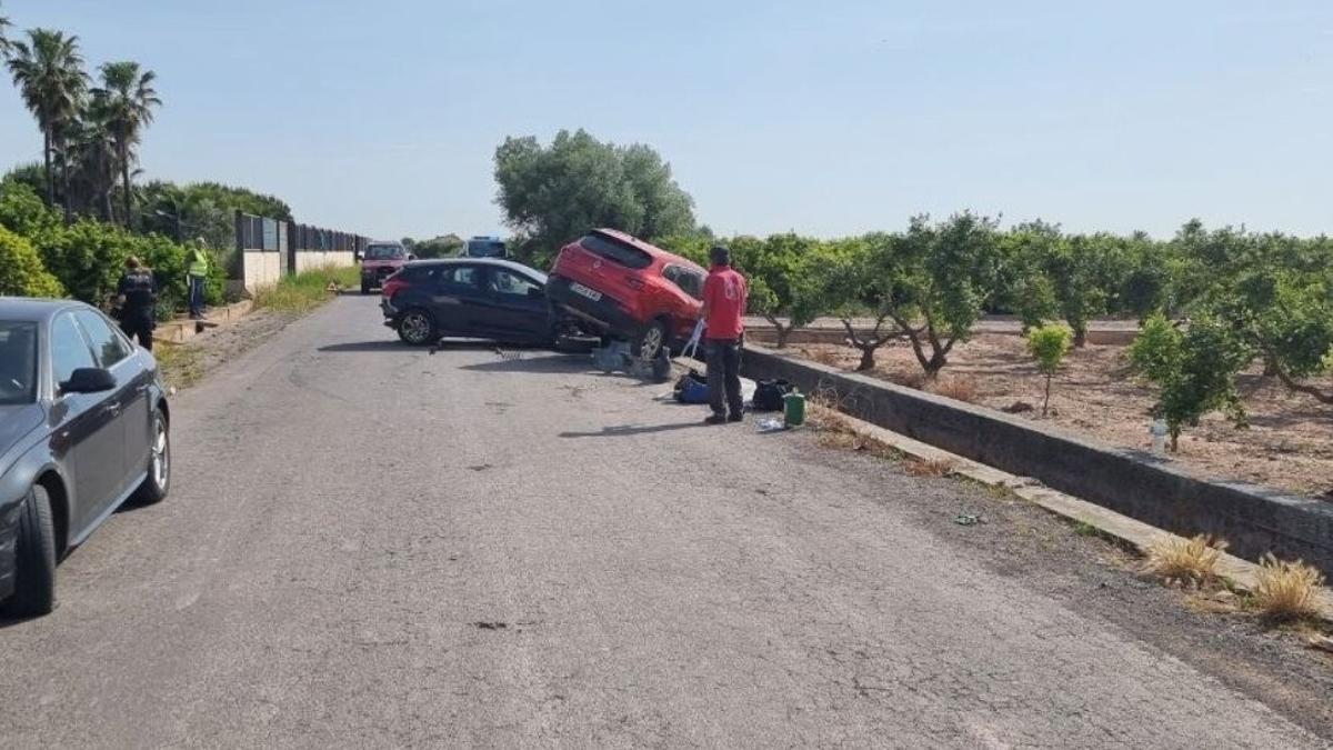 Imagen del accidente este viernes en el camí Llombai de Burriana.
