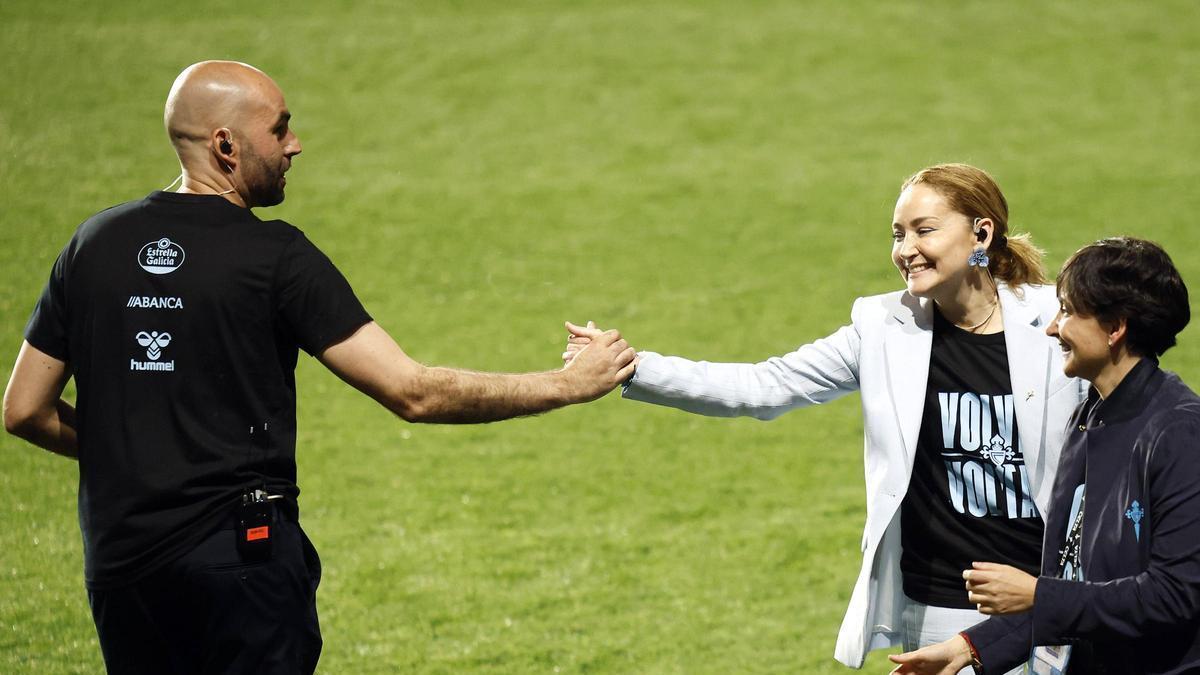 Marián Mouriño y Claudio Giráldez se saludan tras cerrar el Celta otra temporada exitosa con su clasificación para Europa.