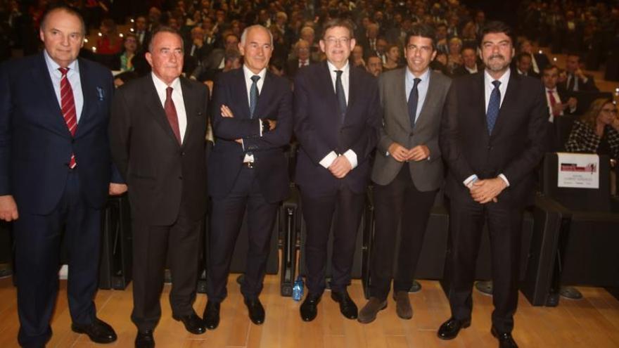 De izquierda a derecha: José Vicente Morata, presidente de las Cámaras de Comercio de la Comunidad; Juan Riera, presidente de la Cámara de Comercio de Alicante; Jaime Matas, director general adjunto del Sabadell; Ximo Puig, president de la Generalitat Valenciana; Carlos Mazón, presidente de la Diputación de Alicante y Luis Barcala, alcalde de Alicante