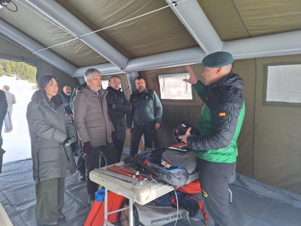 El ministro del Interior, Fernando Grande Marlaska, visitó ayer Aragón, en un ejercicio de rescate de montaña en Llanos del Hospital.