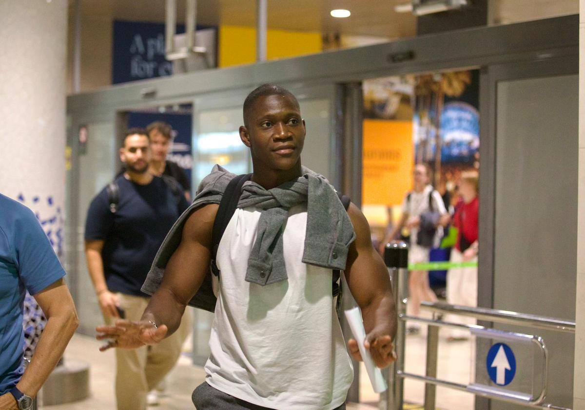 Aliou Dieng aterriza en Manises para cerrar su fichaje por el Valencia CF