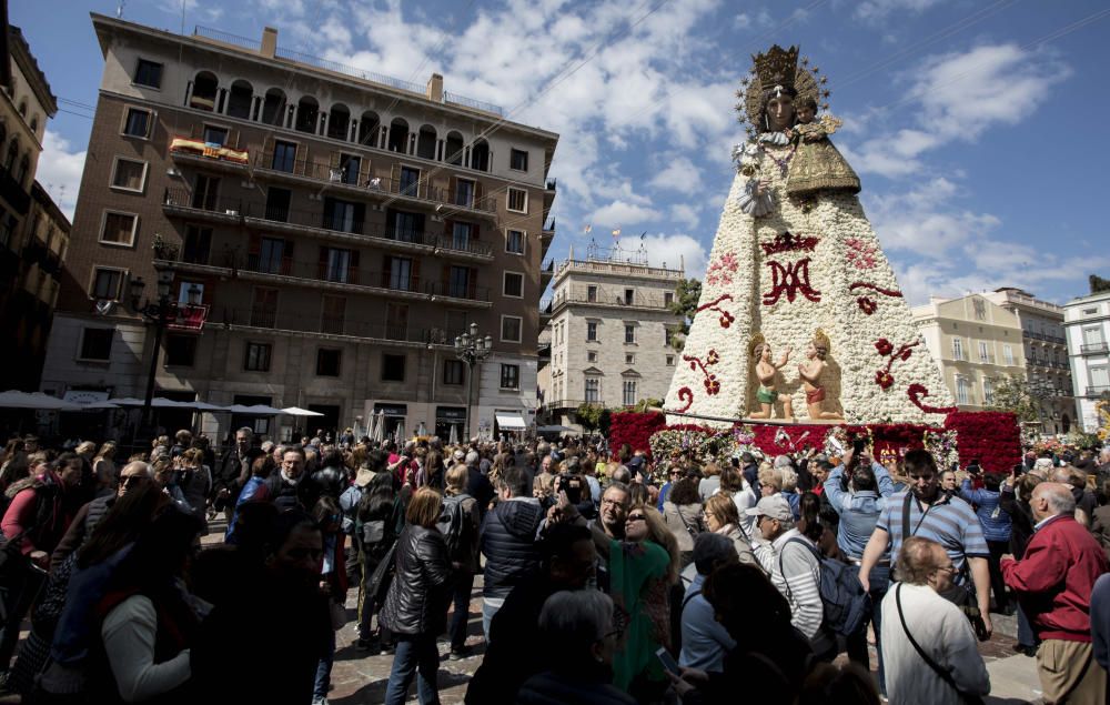 La Mare de Déu luce su manto en la Plaza de la Virgen