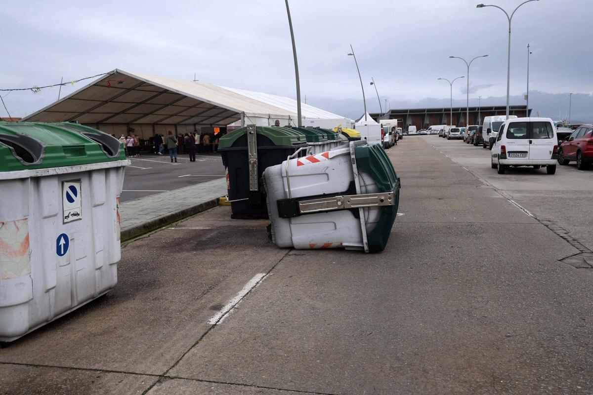 Uno de los contenedores tirados por el viento, en O Grove.