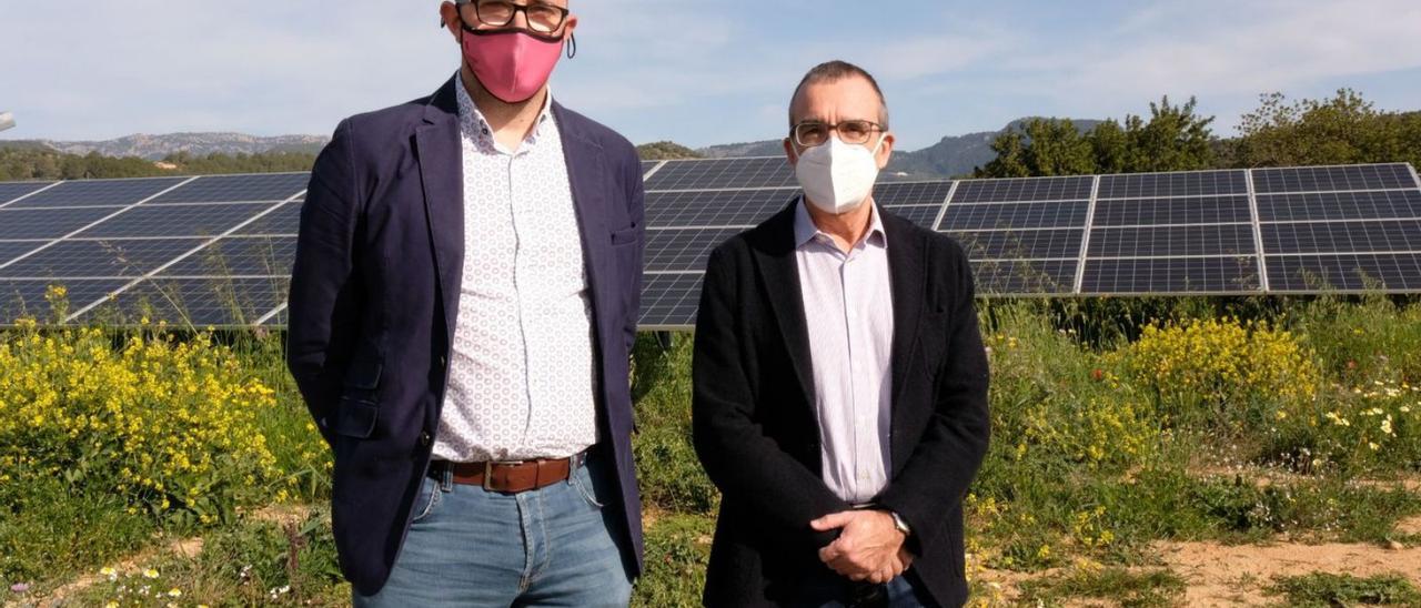 El director general Pepe Malagrava y el vicepresidente Yllanes en un parque fotovoltaico.