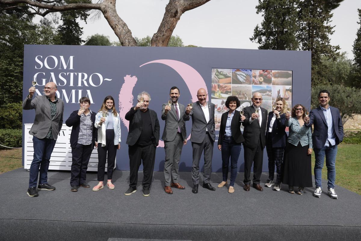 Los consellers Torrent y Mascort (en el centro) brindan en el acto de inicio a recoger adhesiones a la Región Mundial de la Gastronomía, título que ostentará Catalunya en 2025.
