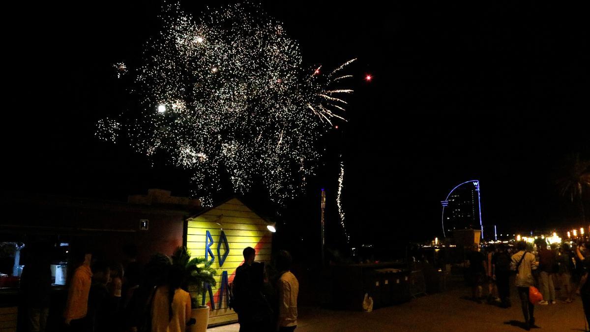 Uns focs artificials a la platja de la Barceloneta la revetlla de Sant Joan de 2021