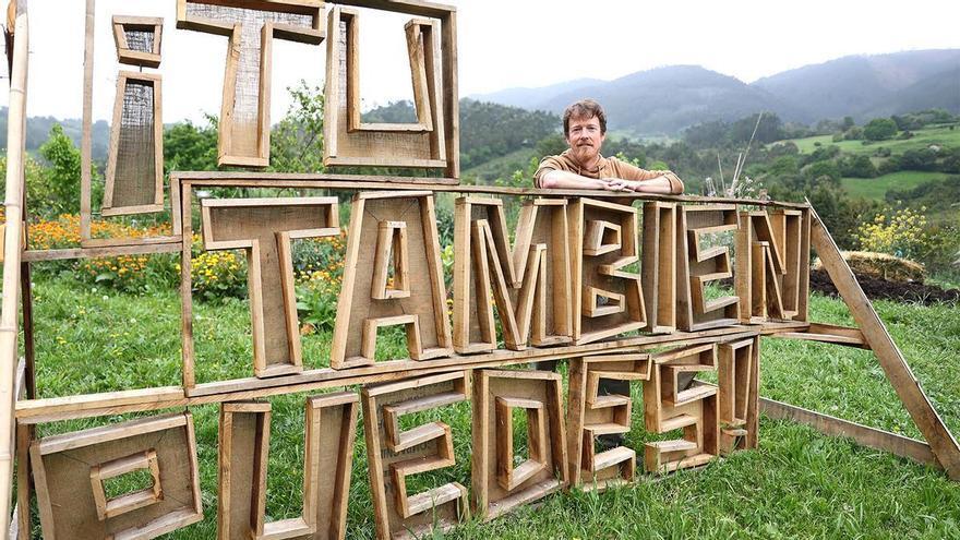Max y Alicia dirigen en Las Regueras la granja que enseña al ser humano a imitar a la naturaleza: "No somos antisistemas; pensamos que el mundo no va en la buena dirección"