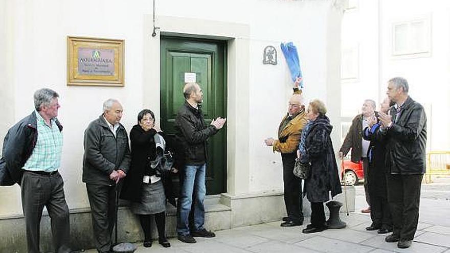 Familiares de los impulsores de la Biblioteca Pública Circulante y autoridades, ayer, durante el acto, en Castropol.