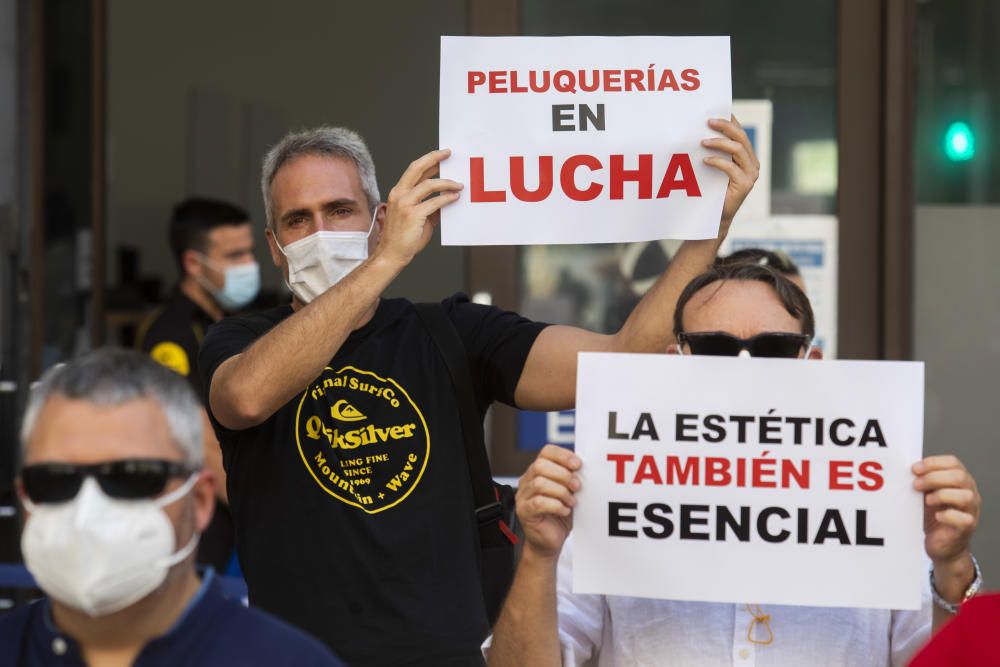 Protesta de las peluquerias en València para bajar el IVA al 10%