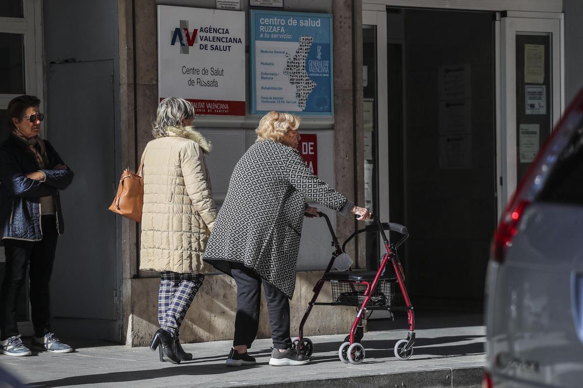 Personas mayores en la entrada de un centro de salud de València.