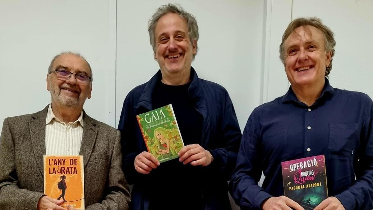 Los autores de los libros galardonados en el premio Ciutat de Picassent.