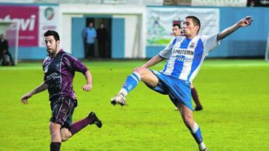 Borja Prieto se adelanta a Jairo en el derbi con el Navarro del domingo.