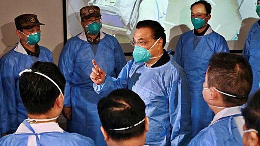 El primer ministre xinès en una visita a l&#039;hospital de Jinyintan, on es tracten pacients de coronavirus