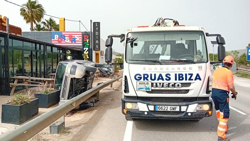 Vuelca un coche tras chocar contra un guardarraíl en la carretera de Sant Joan