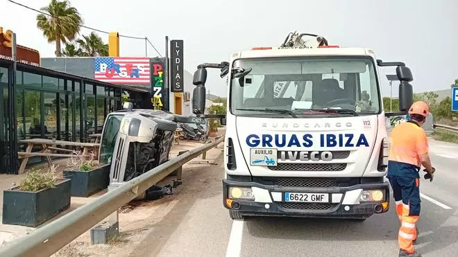 Vuelca un coche tras chocarse contra un guardarraíl en la carretera de Sant Joan