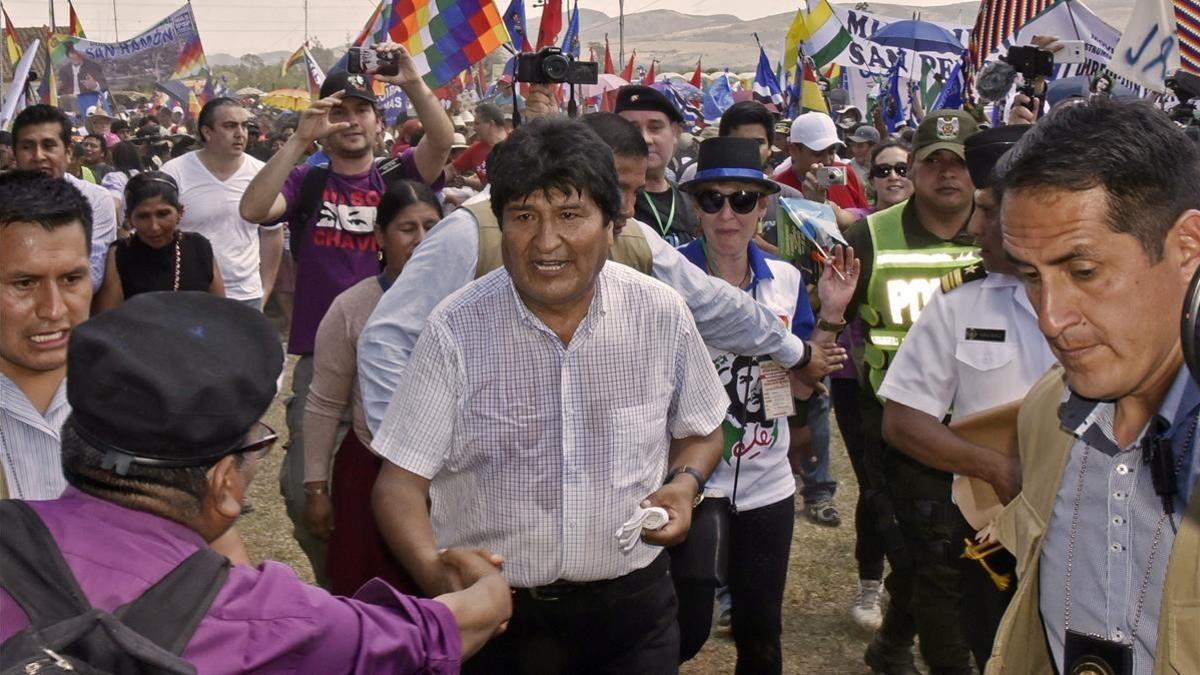 Morales (centro) saludo a los asistentes a la ceremonia de conmemoración, en Vallegrande, el 9 de octubre.