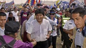 Morales (centro) saludo a los asistentes a la ceremonia de conmemoración, en Vallegrande, el 9 de octubre.