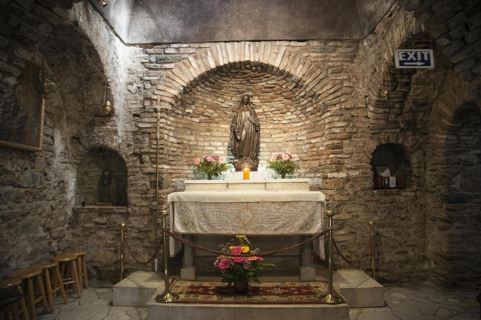 El interior de la capilla con una estatua de la Virgen