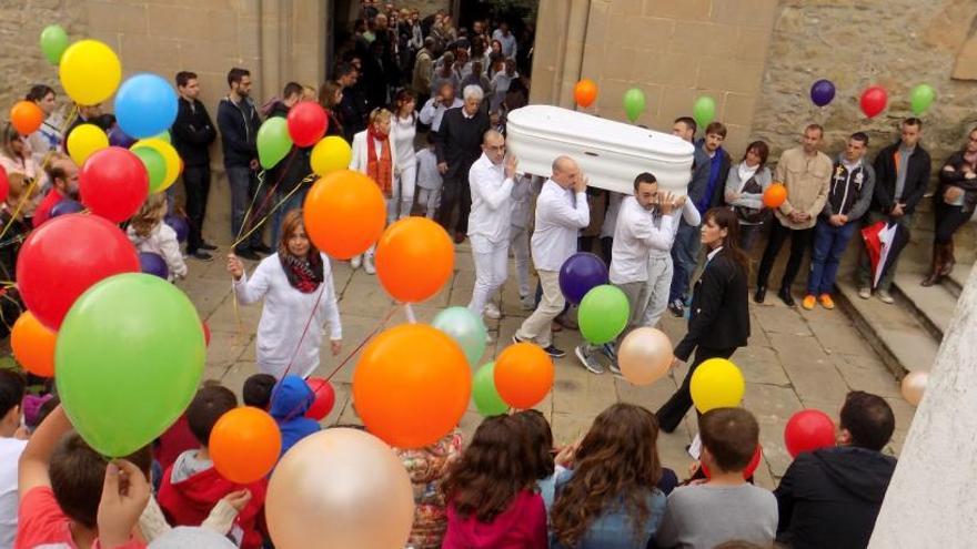 Globus de colors van acompanyar el funeral del petit Asier.