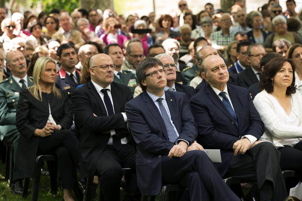 GRA176. VIC (BARCELONA), 29/05/2016.- El ministro del Interior en funciones, Jorge Fernández Díaz (2d), junto al presidente de la Generalitat de Catalunya, Carles Puigdemont (3d), durante el acto de homenaje a las víctimas del terrorismo, al cumplirse 25 años del atentado de ETA en la casa cuartel de la Guardia Civil de Vic (Barcelona). EFE/Quique García