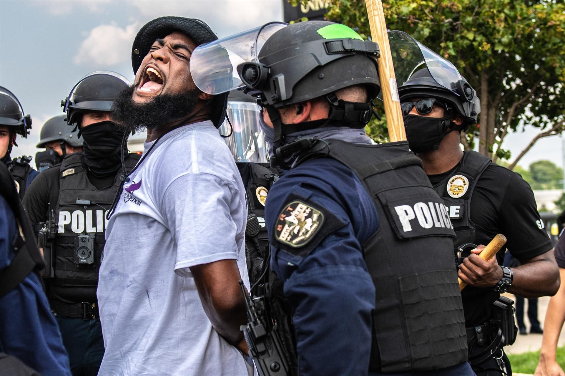 Uno de los manifestantes detenidos durante las protestas por el asesinato de la mujer afroamericana Breonna Taylor a manos de la Policía.