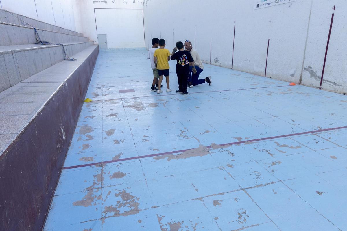 El pelotari Martines, con pequeños de la escoleta en el trinquet