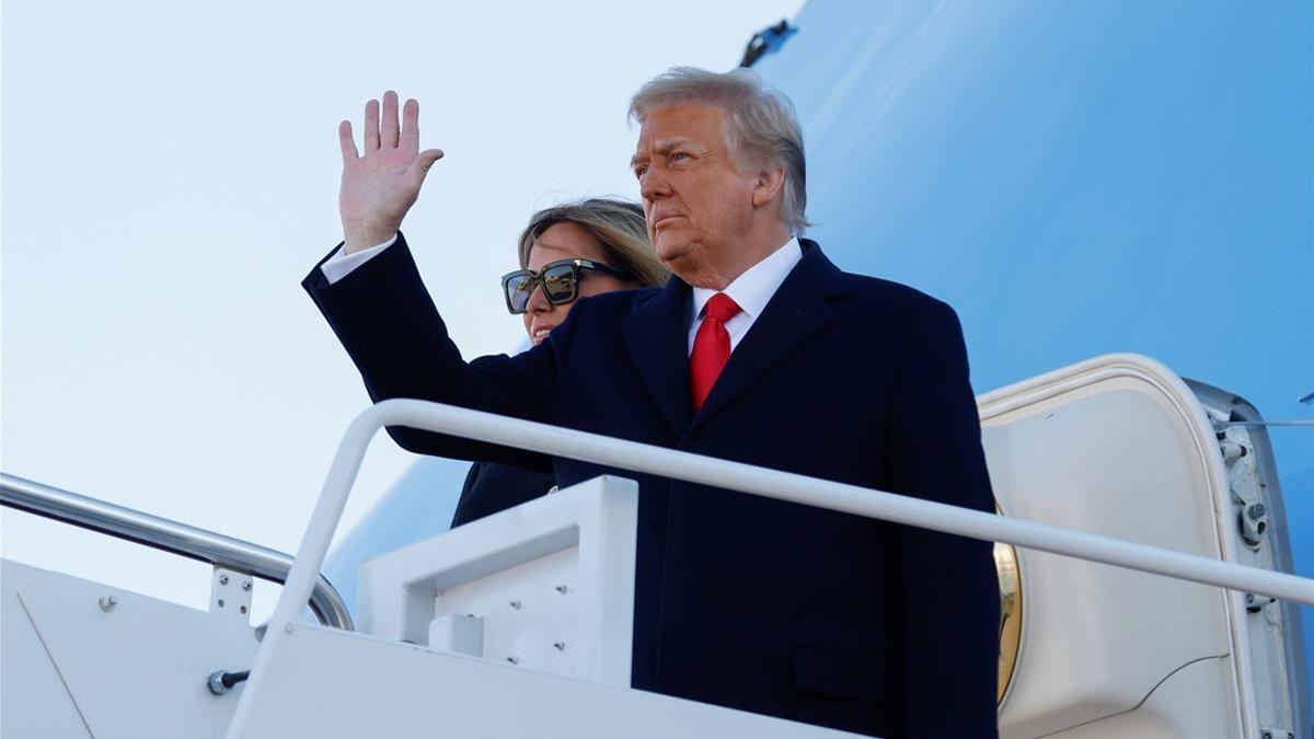 U S  President Donald Trump  accompanied by first lady Melania Trump  waves as he boards Air Force One at Joint Base Andrews  Maryland  U S   January 20  2021  REUTERS Carlos Barria