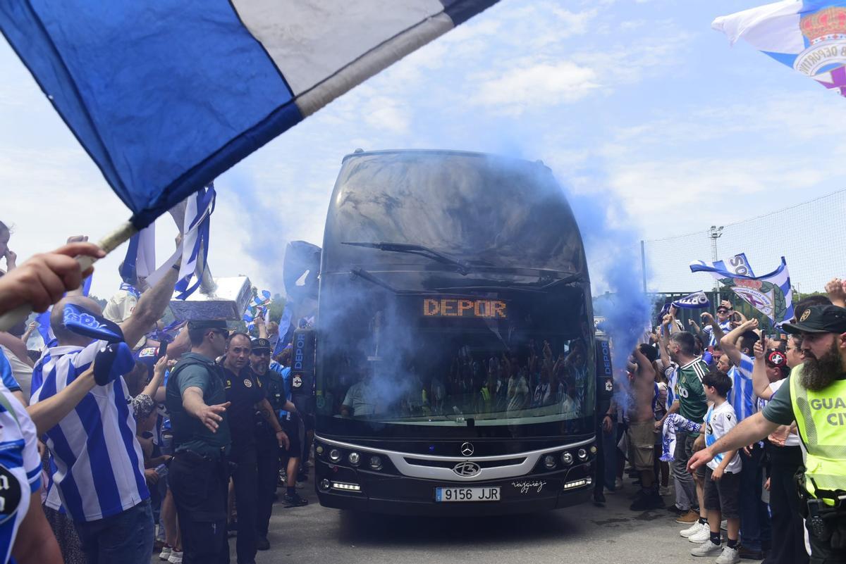 Así fue la salida del Deportivo camino de Valladolid con sus aficionados despidiéndole