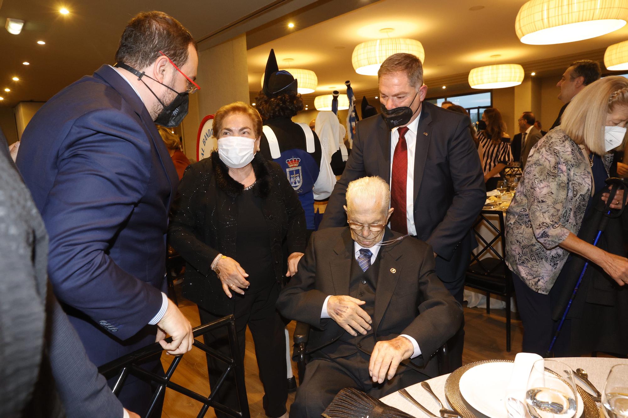 Entrega del premio "Oventese del año" al presidente la Cámara de Comercio, Carlos Paniceres