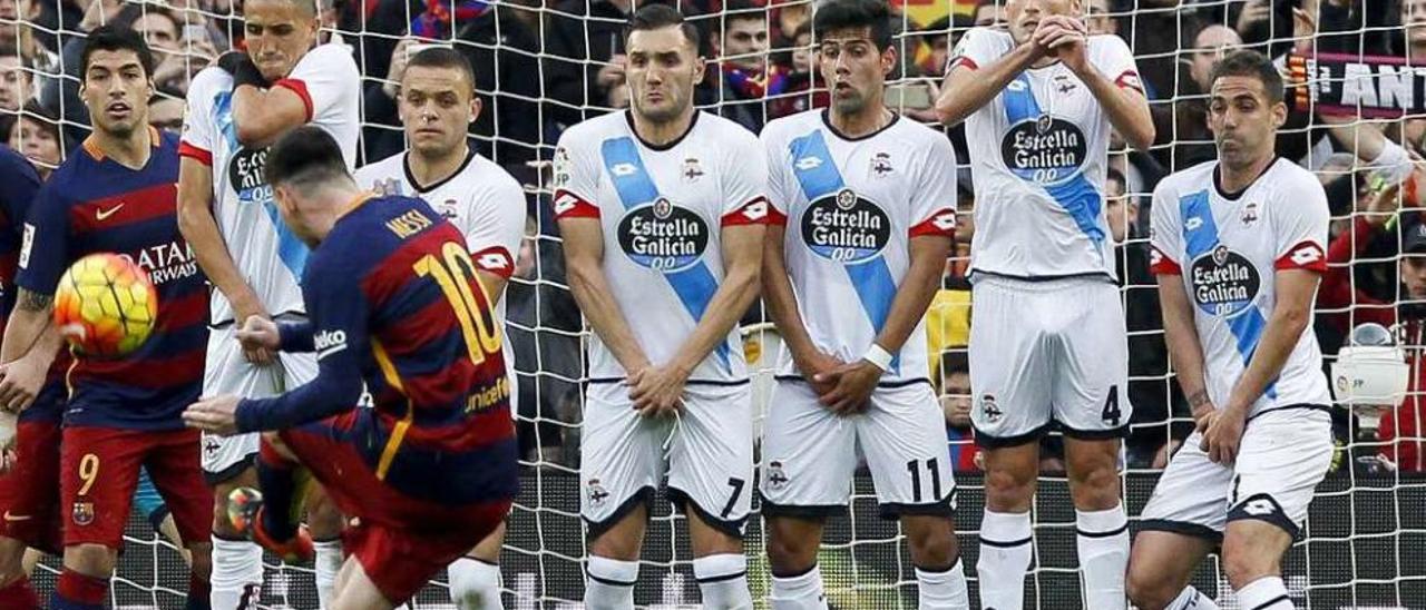 El lanzamiento de falta de Messi que supuso el primer gol del Barcelona.
