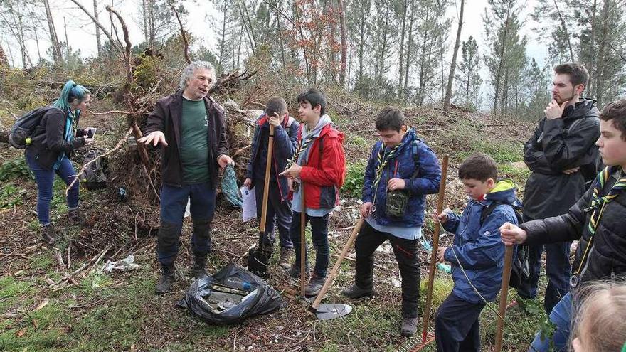 Xosé Santos guió a los chavales en los trabajos de reforestación de Palmés. // Iñaki Osorio