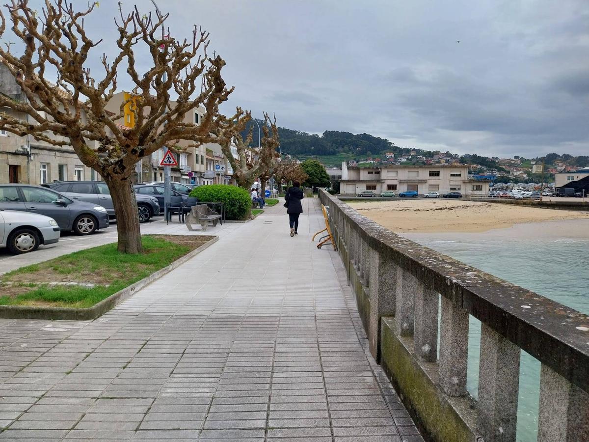 El paseo de Pescadoira, en Bueu, ya reabierto tras concluir las obras de la reparación.