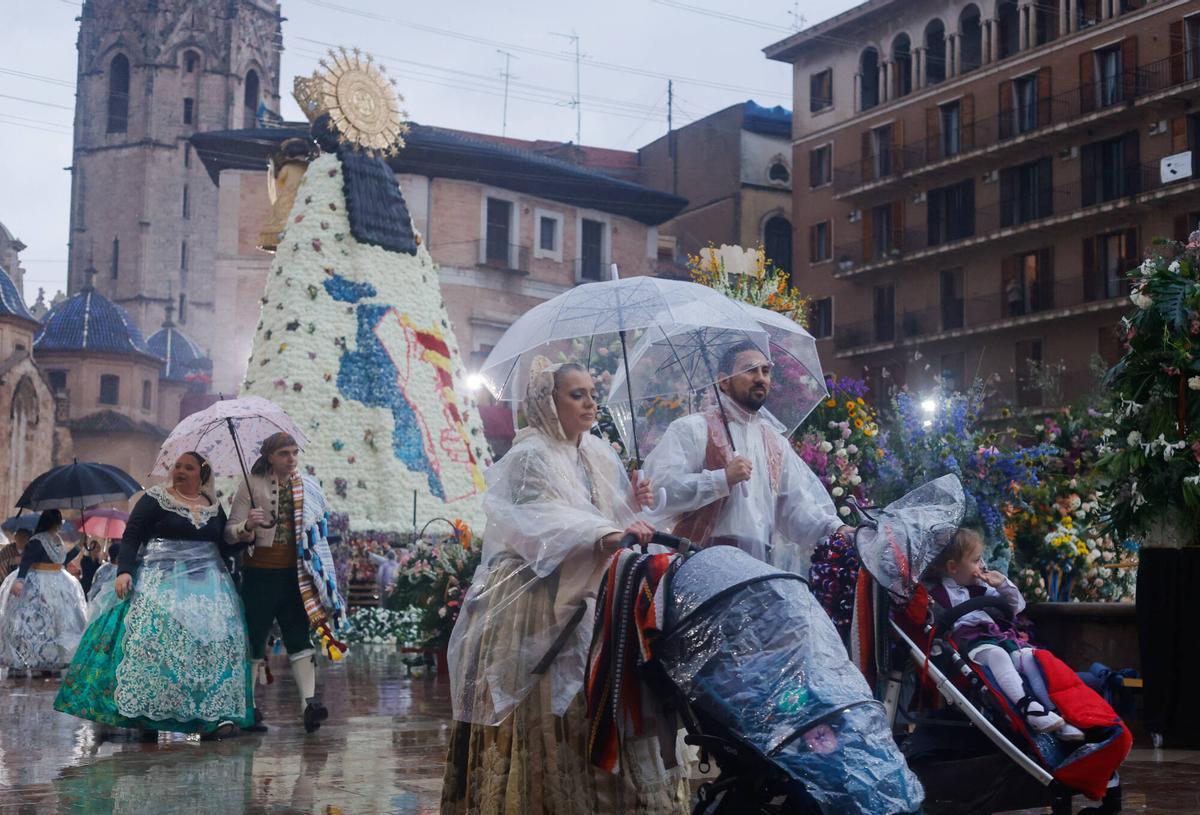 Ofrenda de 2025 bajo la lluvia
