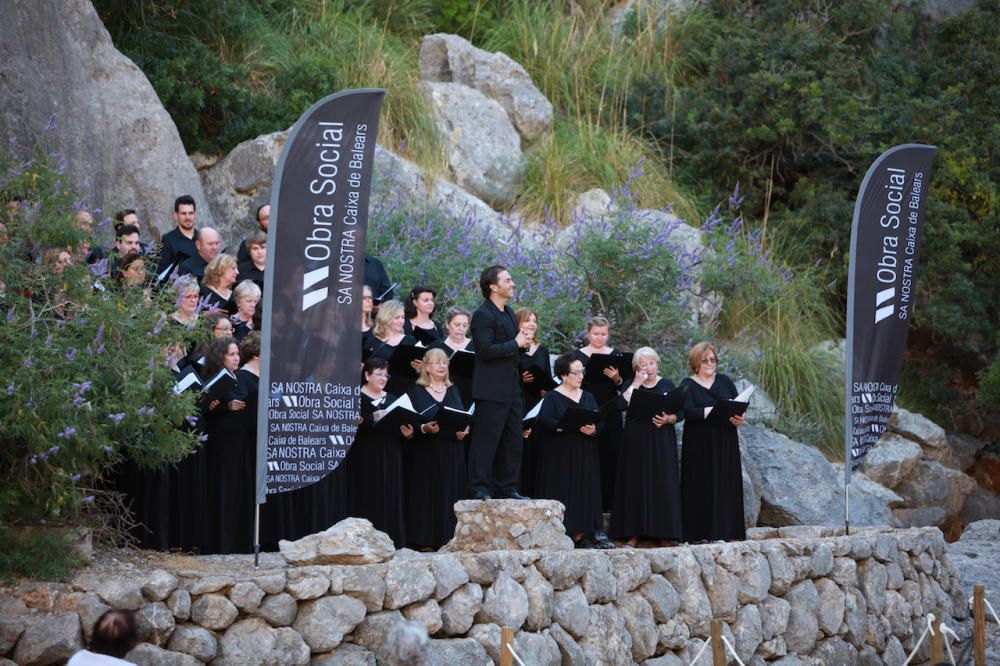 Residenten und Mallorca-Urlauber haben sich am Sonntag (2.7.) zum traditionellen Konzert in der Felsenschlucht Torrent de Pareis eingefunden. In diesem Jahr war die Capella Mallorquina zu hören.