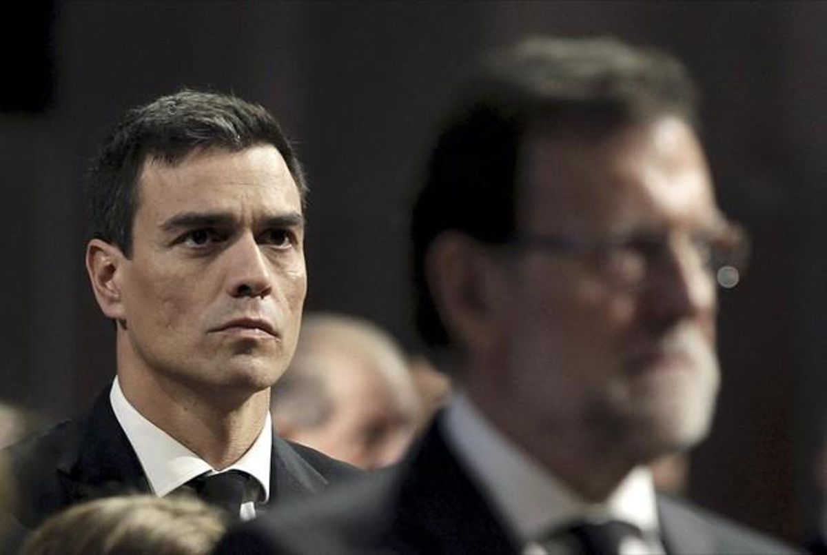 El secretari general del PSOE, Pedro Sánchez, darrere el president Mariano Rajoy, segueix el funeral institucional en homenatge a les 150 víctimes de l’avió de Germanwings.