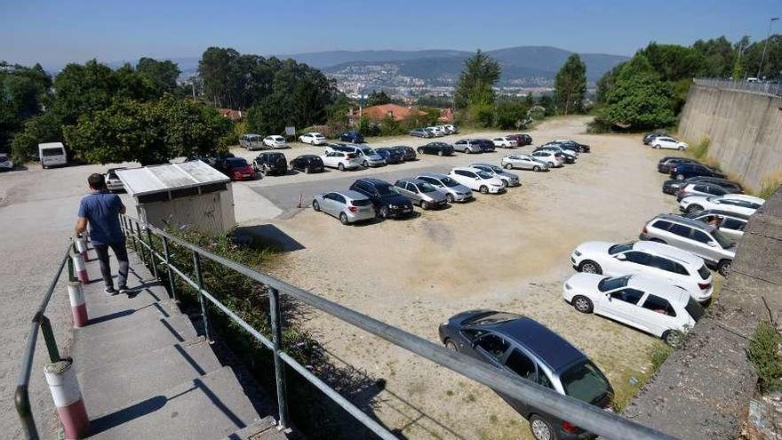 Una de las parcelas utilizadas para aparcar junto al hospital. // G. Santos