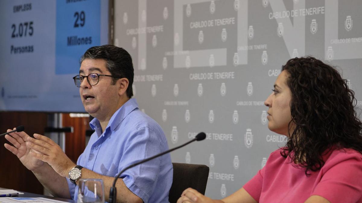 Pedro Martín y Luz Baso, en la presentación ayer del tercer Plan de Empleo del mandato. | | E.D.