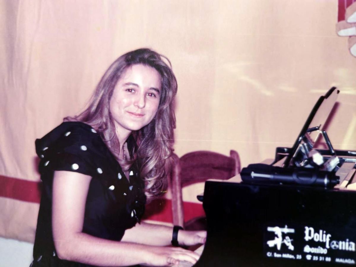 La joven pianista malagueña Paula Coronas, en el piano de casa, un regalo por su décimo cumpleaños.