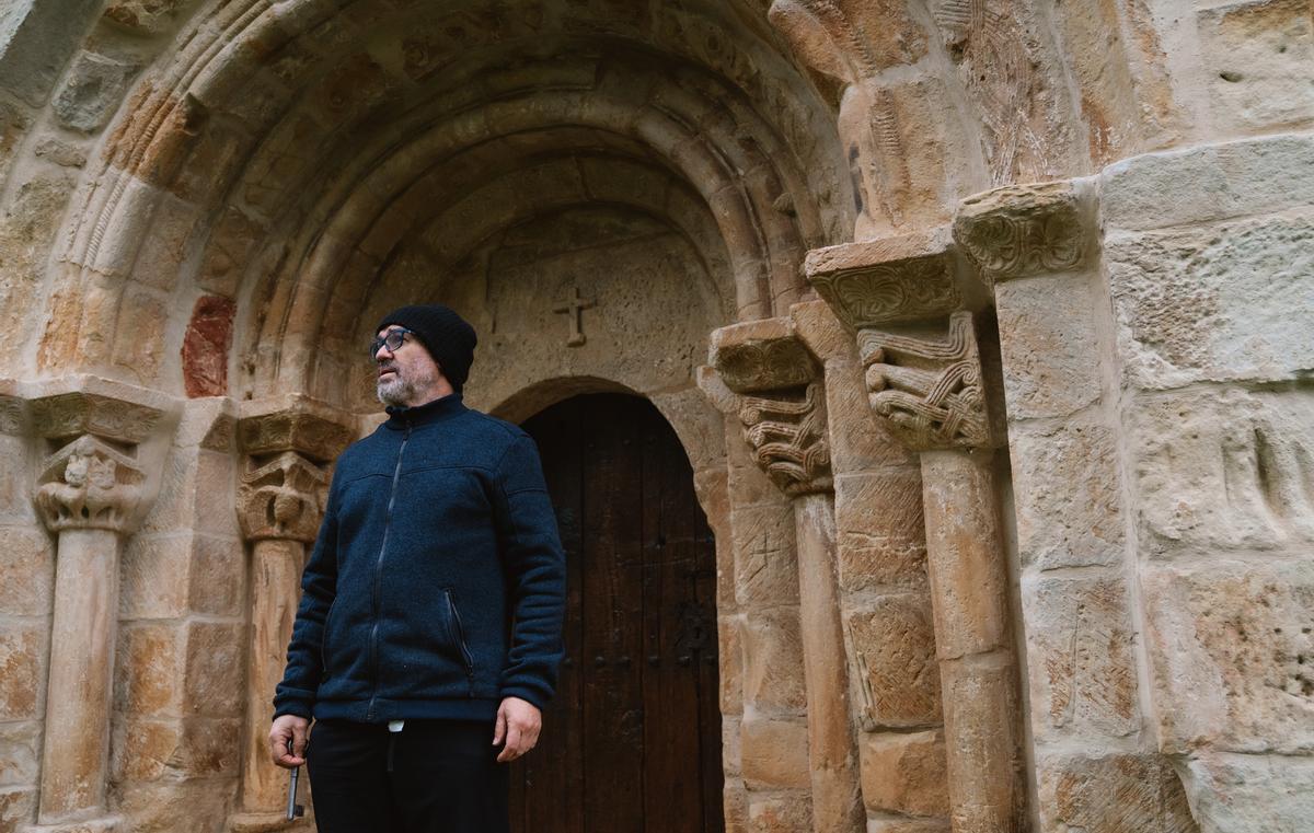 Javier, a la entrada de la iglesia románica de Crespos, construida en el siglo XII.