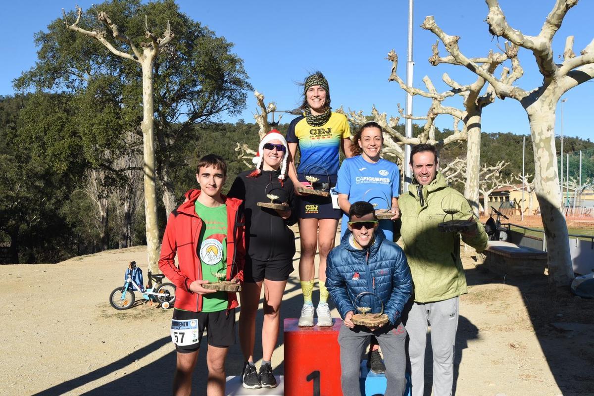 El podi masculí i femení de la cursa. | CENTRE EXCURSIONISTA AGULLANENC