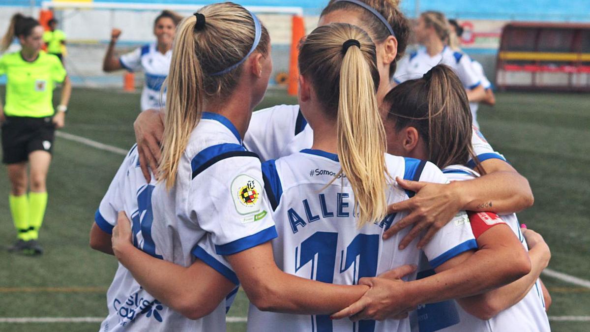 Un grupo de jugadoras blanquiazules celebra uno de los goles de esta temporada. | | UDGT